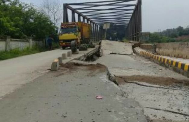Foto: Kondisi Jembatan Cipamingkis yang amblas lagi padahal belum lama diperbaiki oleh Pemerintah Kabupaten Bekasi.