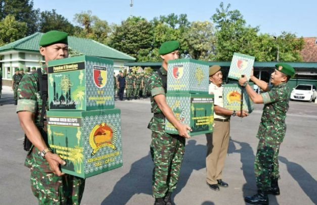 Foto: penyerahan bingkisan dari Pandam ke prajurit korem