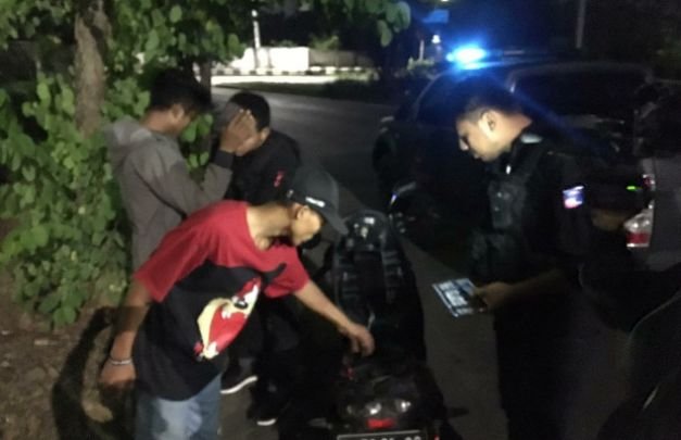 Foto: Team pemburu preman Polres Jakbar saat menggelar patroli cipta kondisi