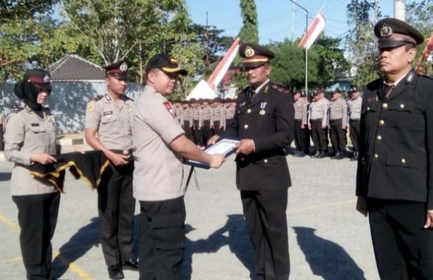 Foto: Upacara Korp Raport Kenaikan Pangkat dan Purna Bhakti di Mapolres Sampang