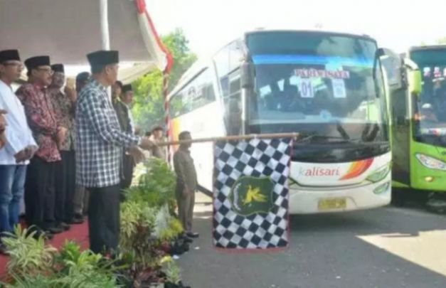 Foto: sekda sumenep saat melepas pemberangkatan jch sumenep