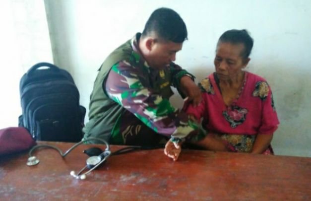 Foto: Satgas TMMD saat memberikan pelayanan kesehatan gratis pada warga