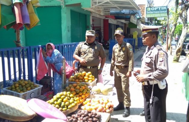 Foto: Satlantas Polres Panekasan bersama petugas Satpol PP saat melakukan penertiban
