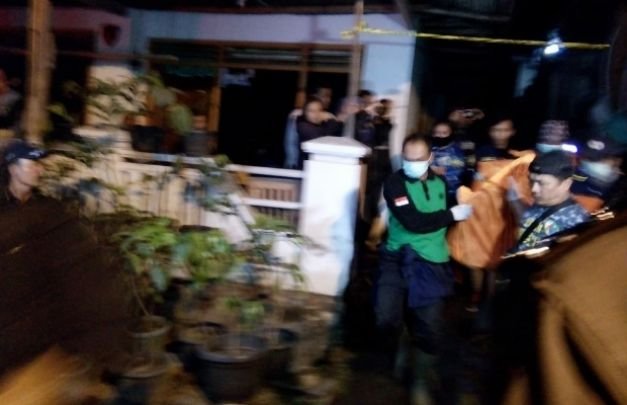 Foto: Suasana saat evakuasi jenazah