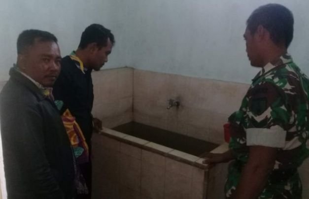Foto: petugas saat melihat air dari sumur warga yg diduga tercemar