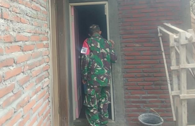 Foto: DanSatgas TMMD Kodim 0806/Trenggalek saat meninjau pembangunan jamban