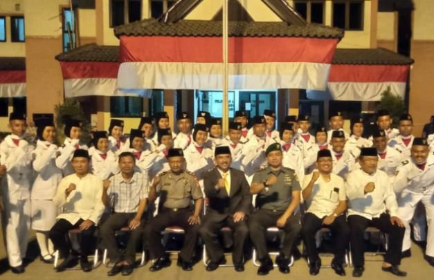 Foto : Foto bersama setelah cara pengukuhan Paskibra di halaman Kantor Camat Tambun Selatan