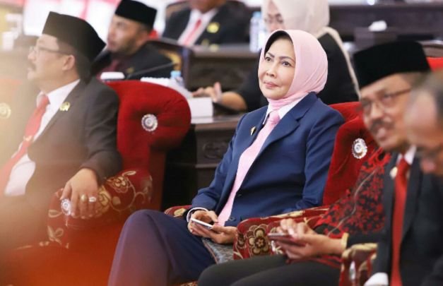 Foto: Walikota Batu Batu saat mendengarkan Pidato Kenegaraan Presiden RI. (Foto: Humas Pemkot Batu)