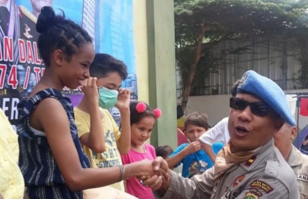 Foto: Penyerahan hadiah lomba kepada para pengungsi