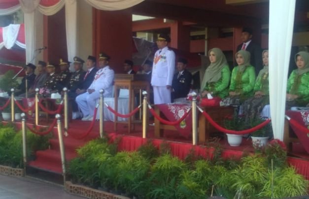 Foto: Bupati Sumenep A Busyro Karim saat upacara HUT RI ke 74