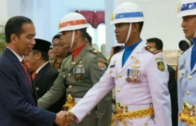 Foto: Presiden Jokowi saat menyalami Dankipan-A Yonif Raider 500/Sikatan