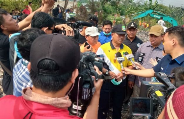 Foto : Camat Tambun Selatan, saat wawancara dengan awak media