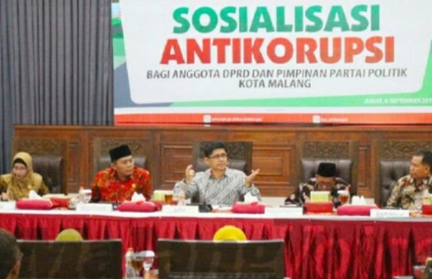 Foto: Tim KPK saat memberikan sosialisasi di ruang paripurna kota Malang