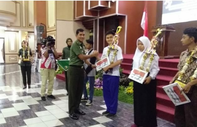 Foto: Dandim 0831/Surabaya Timur, Kolonel Arm Muhammad Haidir, S. I. saat menyerahkan hadiah