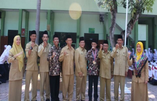 Foto : Nabil Bahraesy Firdaus Beserta Kepala KEMENAG H. Solihul Kirom dan Kepala Sekolah MTsN 2 Bondowoso H. Saini, S.Ag, M.Pd.I Bersama Keluarga Besar MTsN 2 Bondowoso