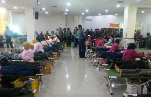 Foto: prajurit TNI saat donor darah