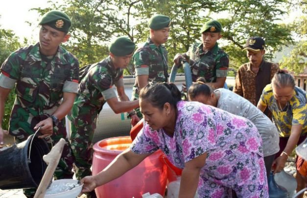 Foto: pemberian bantuan air bersih