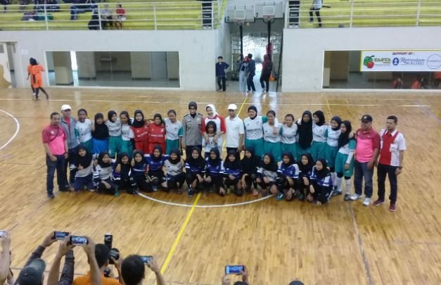 Foto: Para peserta turnamen saat foto bersama Walikota, Ketua DPRD, perwakilan Kapolres Batu dan ketua DPC PWRI Batu.
