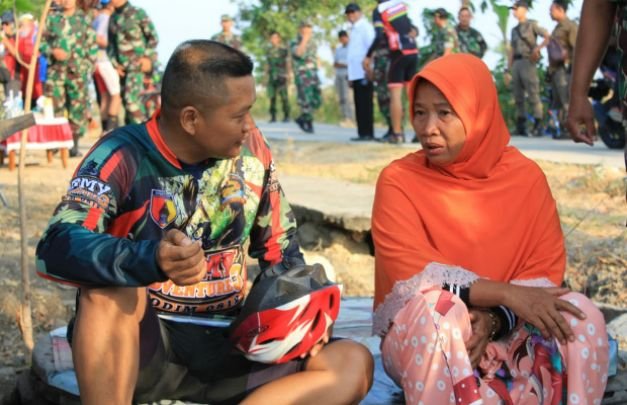 Foto: Dandim 0812/Lamongan saat berbincang dengan warga korban kebakaran 