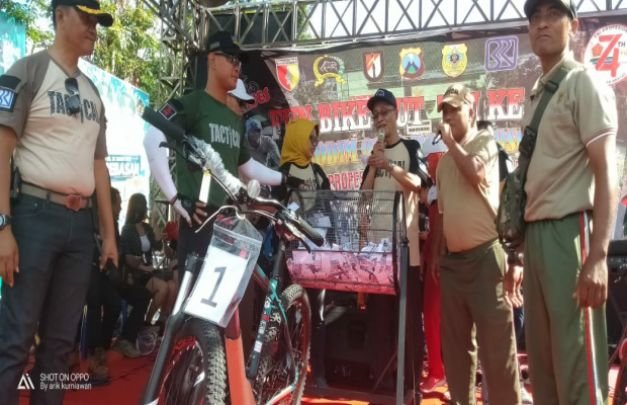 Foto : Bupati Bondowoso Drs. KH. Salwa Arifin,  Dandim 0822 Bondowoso Letkol. Infantri Jadi S.I.P, melakukan pengundian hadiah utama
