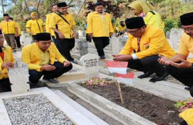 Foto: (Tiga dari kanan) Ketua DPD Partai Golkar Kota Malang, Sofyan Edi  Jarwoko, beserta jajarannya sedang berdoa di makam pahlawan di TMP Untung Suropati Kota Malang