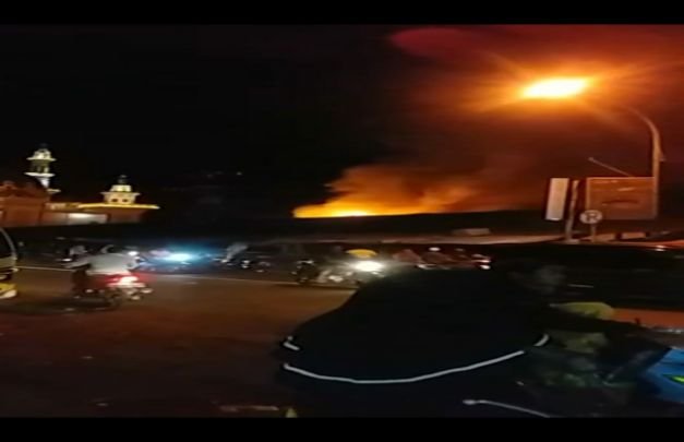 Foto: terlihat kobaran api membungbung tinggi di pasar tanah merah Bangkalan