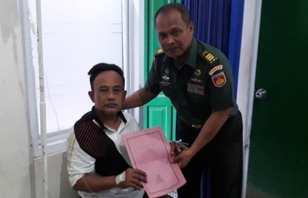 Foto: Pasipers Kodim Solo Besuk Anggota yang Sakit