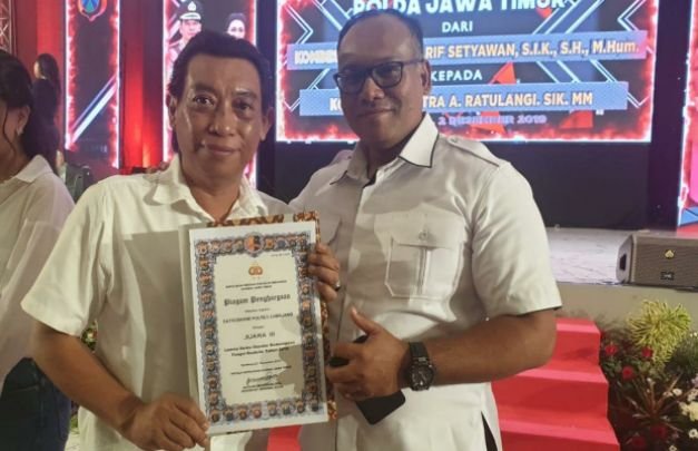 Foto: Ka. Tim Cobra Polres Lumajang, saat menerima piagam penghargaan