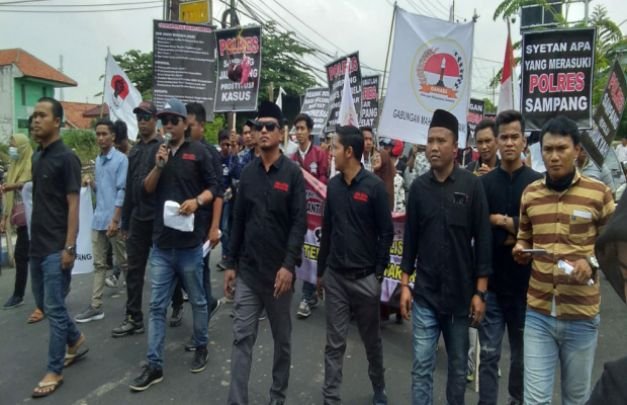Foto: Sejumlah masyarakat dan mahasiswa saat mendatangi mapolres sampang