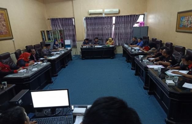 Foto: Ponkesdes Sumenep saat di kantor DPR