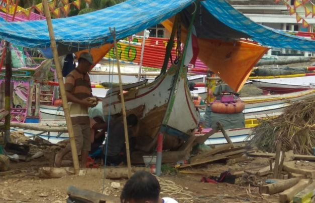 Foto: Salah Satu Perahu Milik Nelayan di Pasean Yang Rusak Akibat Gelombang Ombak