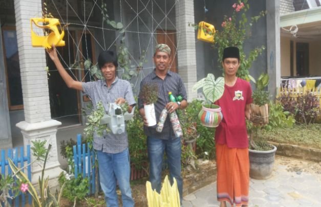 Foto: Lurah Patemon dan Ketua RT Saat Menunjukkan Barang Bekas dan Sampah Plastik Yang Sudah di Mamfaatkan