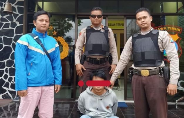 Foto: Pelaku saat diamankan di Mapolsek Pasirian