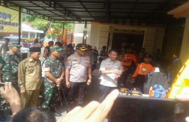 Foto: Pengecekan alat perlengkapan dan logistik oleh Wabup, Dandim 0826 dan Kapolres Pamekasan