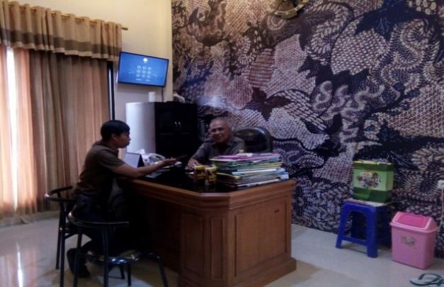 Foto: Plt. Kadinkes Pamekasan Saat Memberikan Keterangan di Ruang Kerjanya.