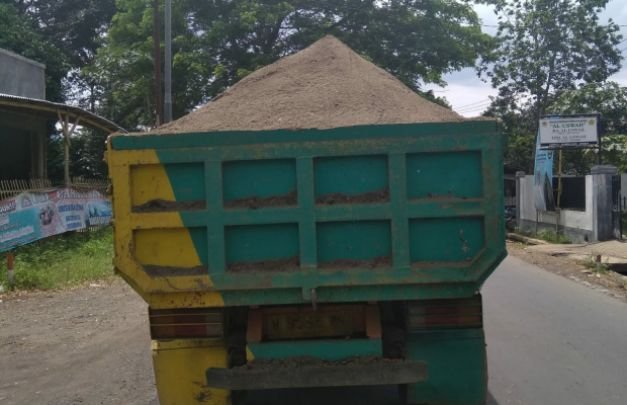 Foto: Truk pengangkut pasir saat melintas di jalan raya