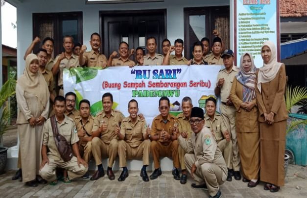 Foto: foto bersama Camat, Karyawan dan Staf di kantor Kecamatan Pademawu