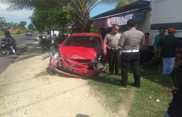 Foto: Kondisi Mobil Honda Jazz Yang Dikemudikan Fairus, Petugas Lantas Lagi Olah TKP.
