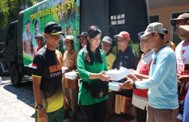 Foto: Danyonif Raider 514 Kostrad saat Bagi Nasi Kotak