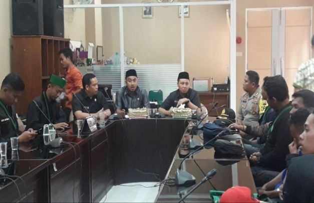 Foto   :  Ketua DPRD Kota Probolinggo (menghadap ke depan sebelah kanan) saat rapat bersama anggota 