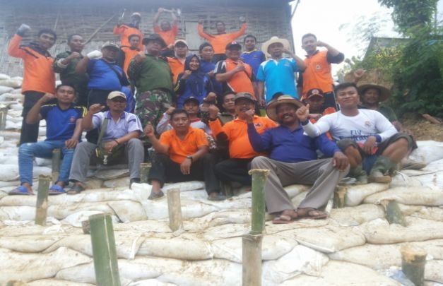 Foto: TNI - Polri, TRC BPBD, Tagana dan Masyarakat Usai Pemasangan Glangsing di Desa Bujur Tengah
