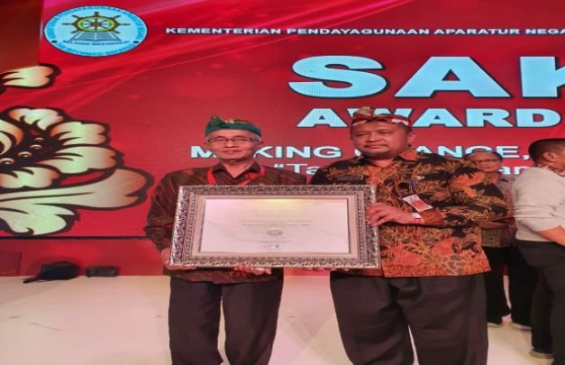 Foto : Bupati Bondowoso Drs. KH. Salwa Arifin beserta Sekertaris Daerah Saifullah SE, MSi.