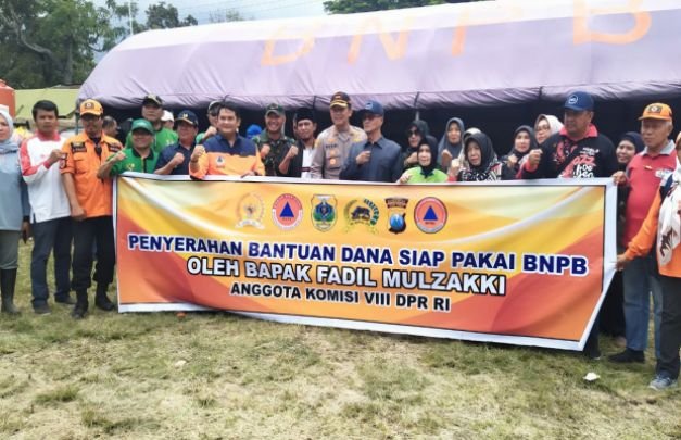 Foto : Penyerahan Bantuan Dana Siap Pakai dari BNPB melalui Fadil Kuzzaki Komisi VIII DPR RI kepada Bupati Bondowoso 