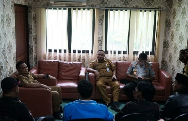 Foto : Bupati bersama perwakilan PK-KNPI Babelan