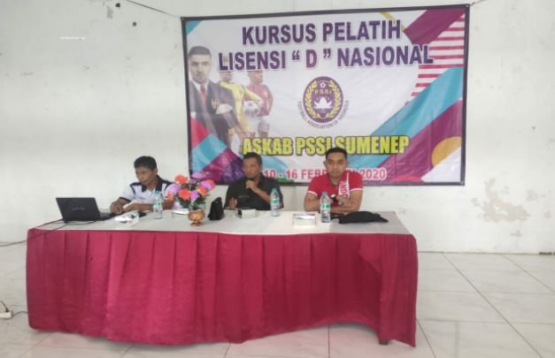 Foto: (kanan) Hairul Anwar, Ketua Askab PSSI Sumenep, usai memberikan sambutan diacara kursus pelatih lisensi D nasional 
