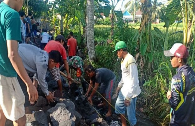 Foto: Masyarakat Pasirian menata batu pasangan plengsengan, dilakukan secara gotong royong
