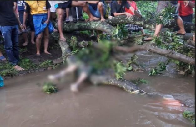 Foto : Warga Desa Brabe Maron ditemukan sudah nenjadi mayat dalam keadaan nyangkut di kayu 