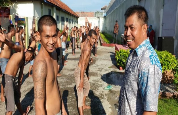 Foto: Kalapas Klas IIA Pamekasan Bersama Napi Narkoba Saat Berolahraga