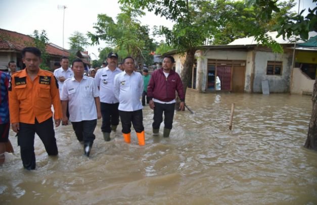 Foto : Bupati saat tinjau lokasi banjir