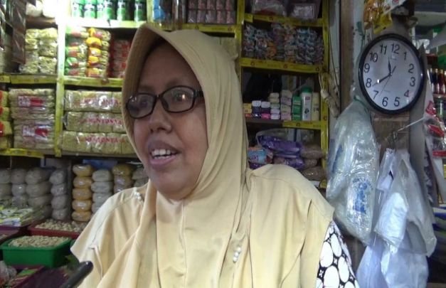 Foto: Romlah, salah seorang pedagang di pasar baru Lumajang